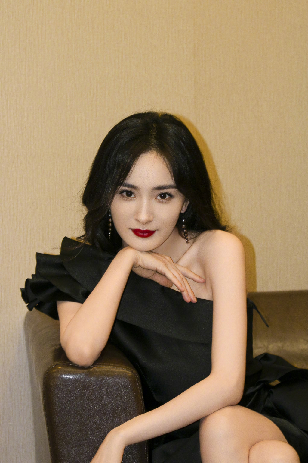 杨幂黑裙红唇性感写真图片89