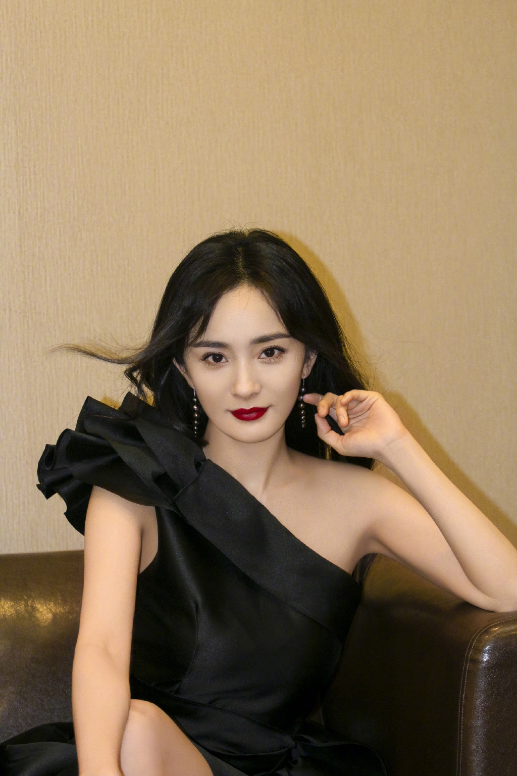 杨幂黑裙红唇性感写真图片99