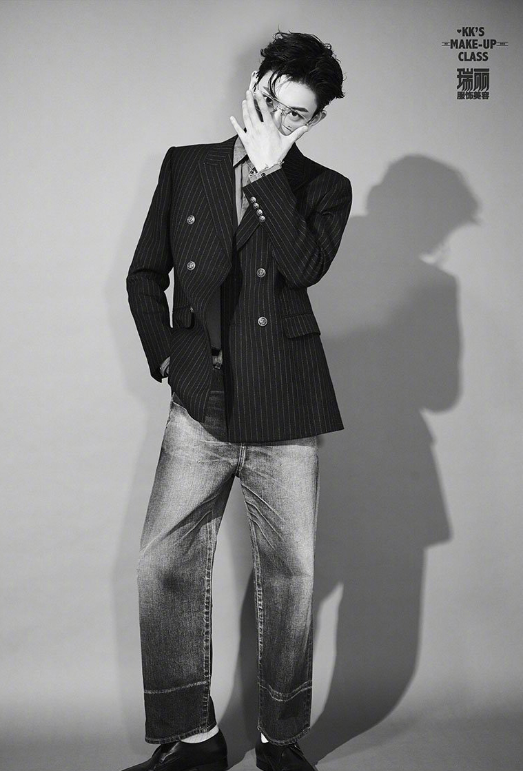 简介:丁禹兮酷帅有型黑白写真大片,分享一组丁禹兮图片给大家,图中的