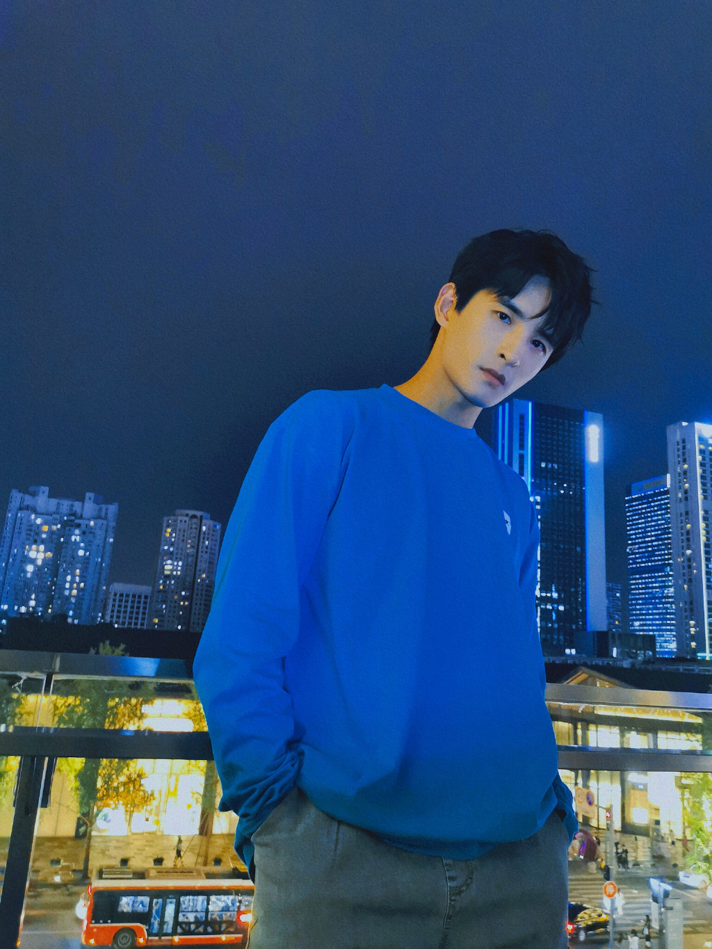 张远蓝t清爽夜景写真图片47