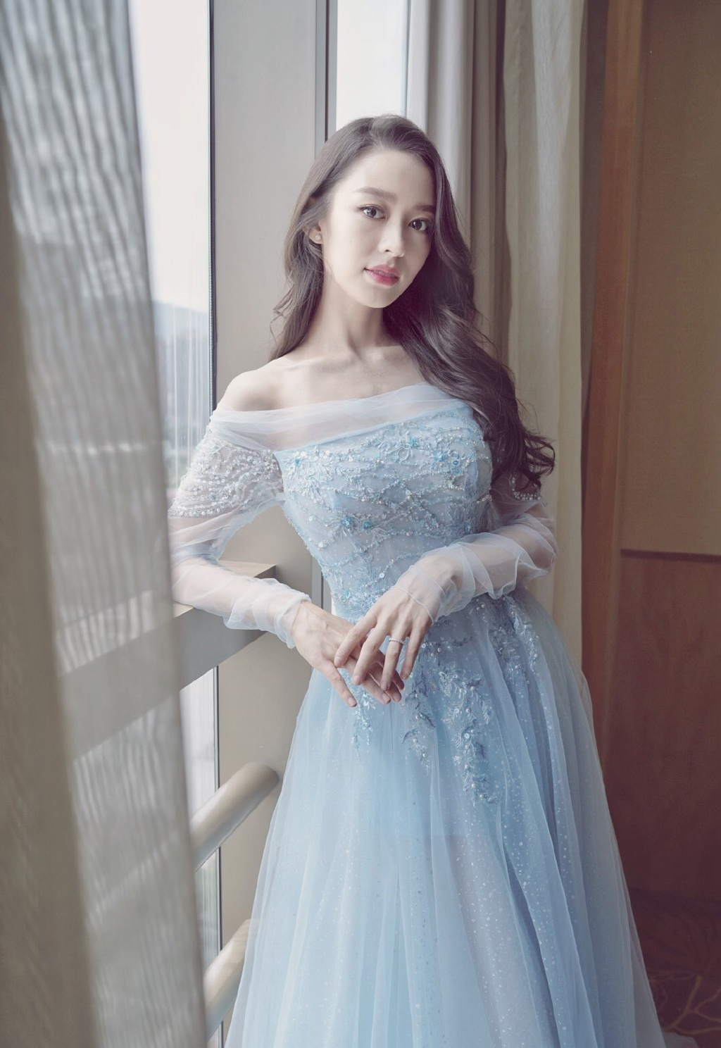 吉娜蓝色纱裙礼服性感写真图片23