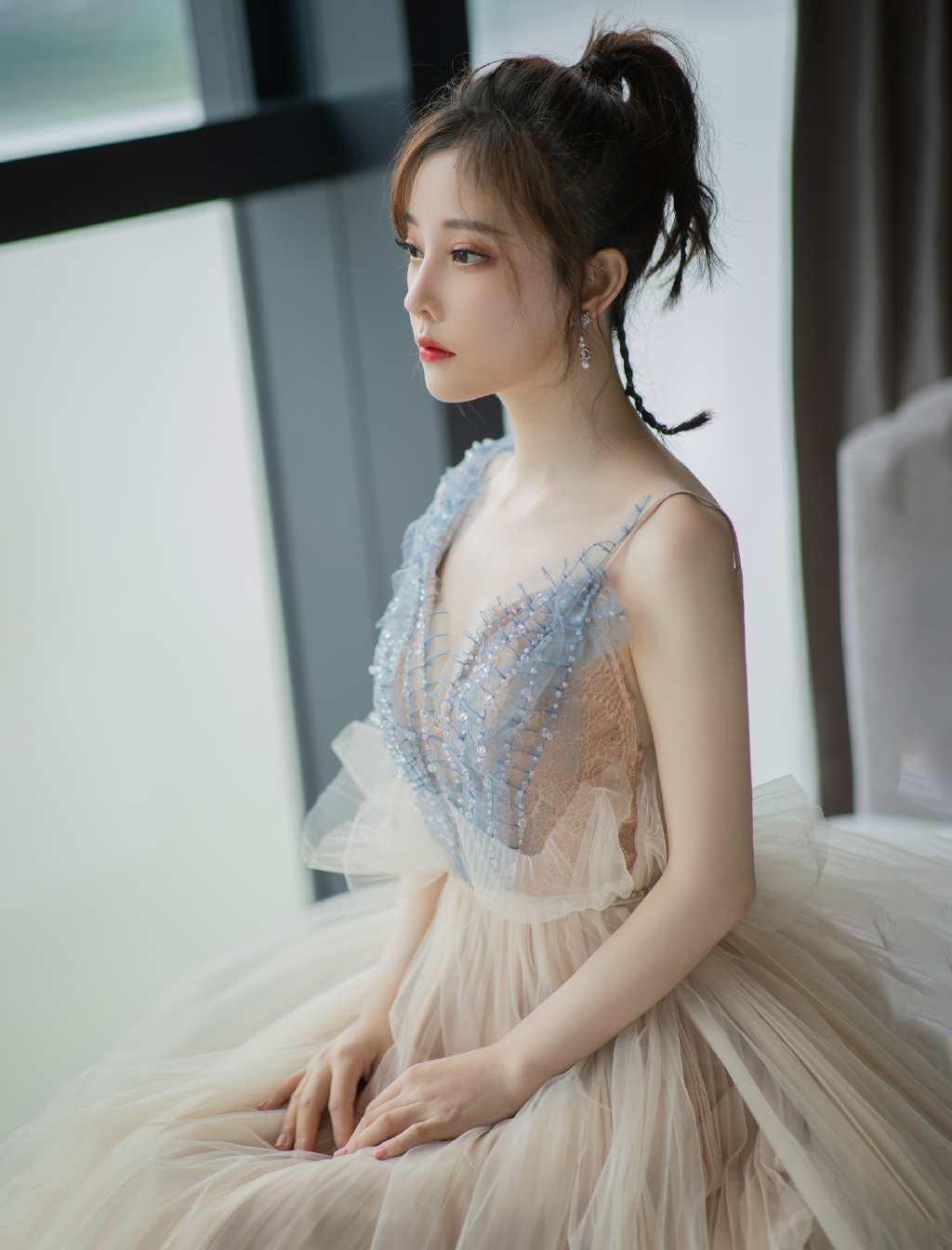 简介:冯提莫露背裙性感写真图片,分享一组冯提莫图片给大家,图中的