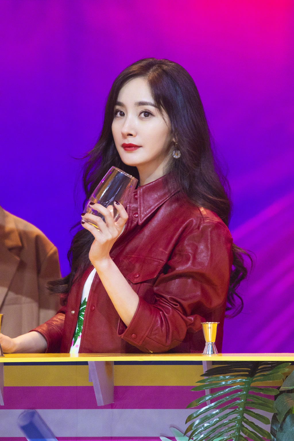 杨幂红色皮衣酷美写真图片99