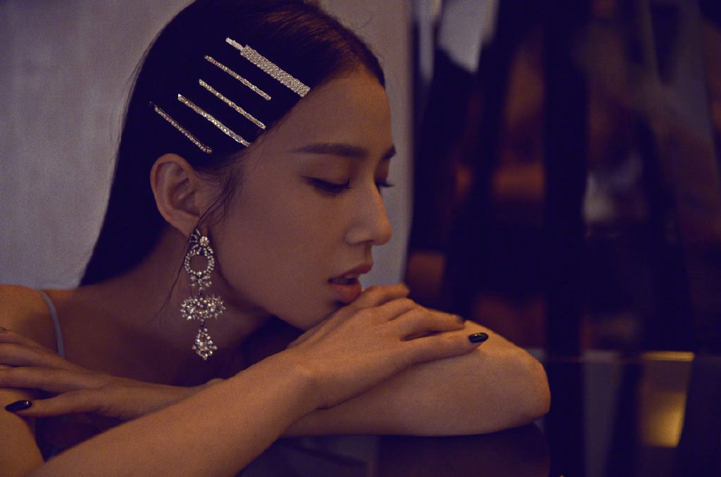 简介:黄圣依眼神杀性感红唇写真图片,分享一组黄圣依图片给大家,图中