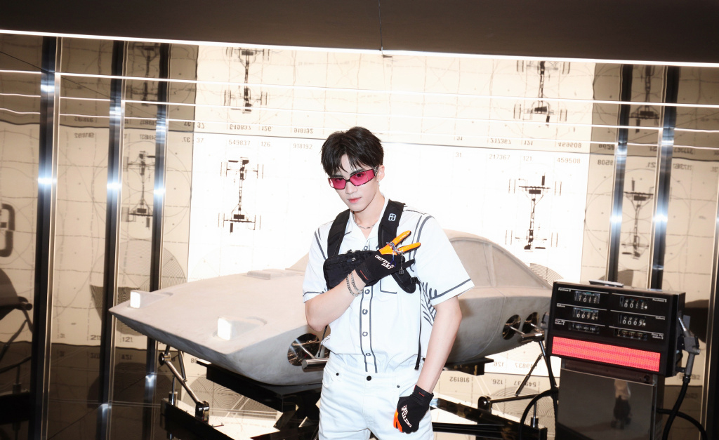 分享一组闫桉图片给大家,图中的明星图片壁纸会点缀你的电脑桌面,美化