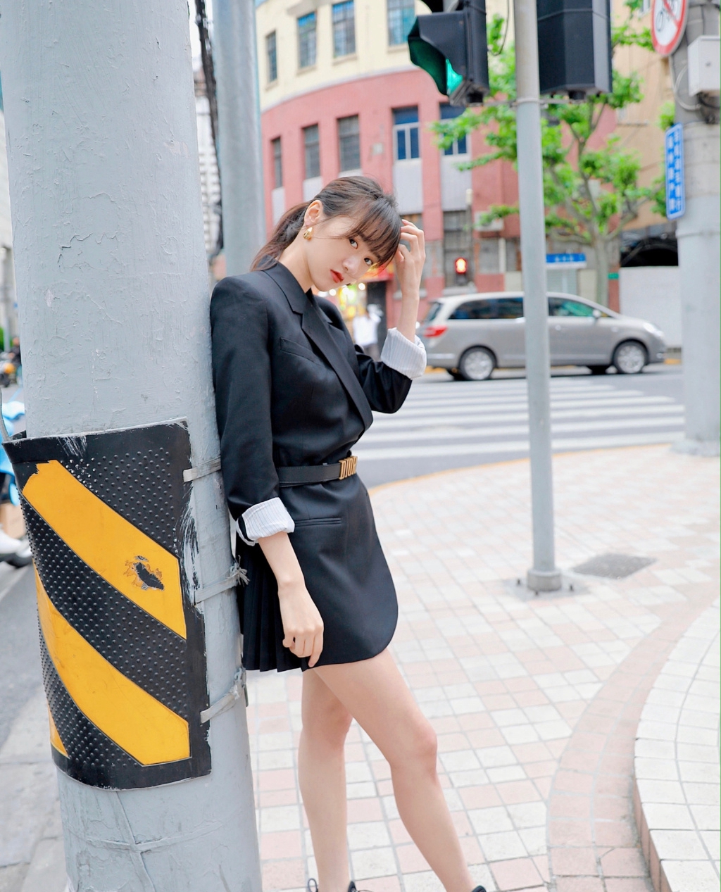 袁冰妍黑色西装裙甜酷街拍图片45