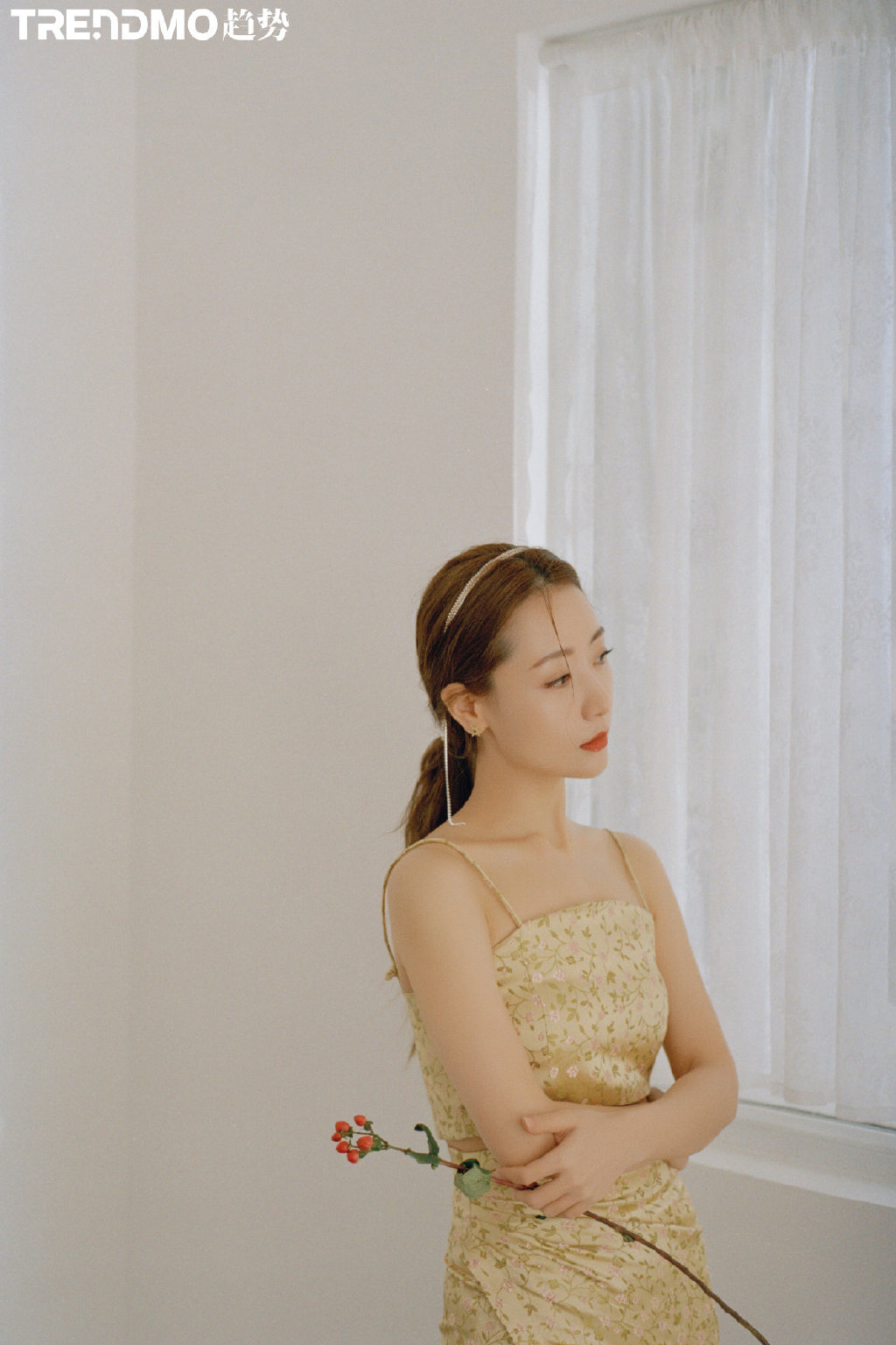 简介:白冰吊带裙优雅性感写真图片,分享一组白冰图片