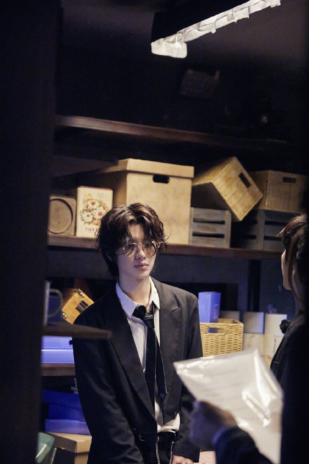 黄明昊金丝眼镜帅气写真图片29