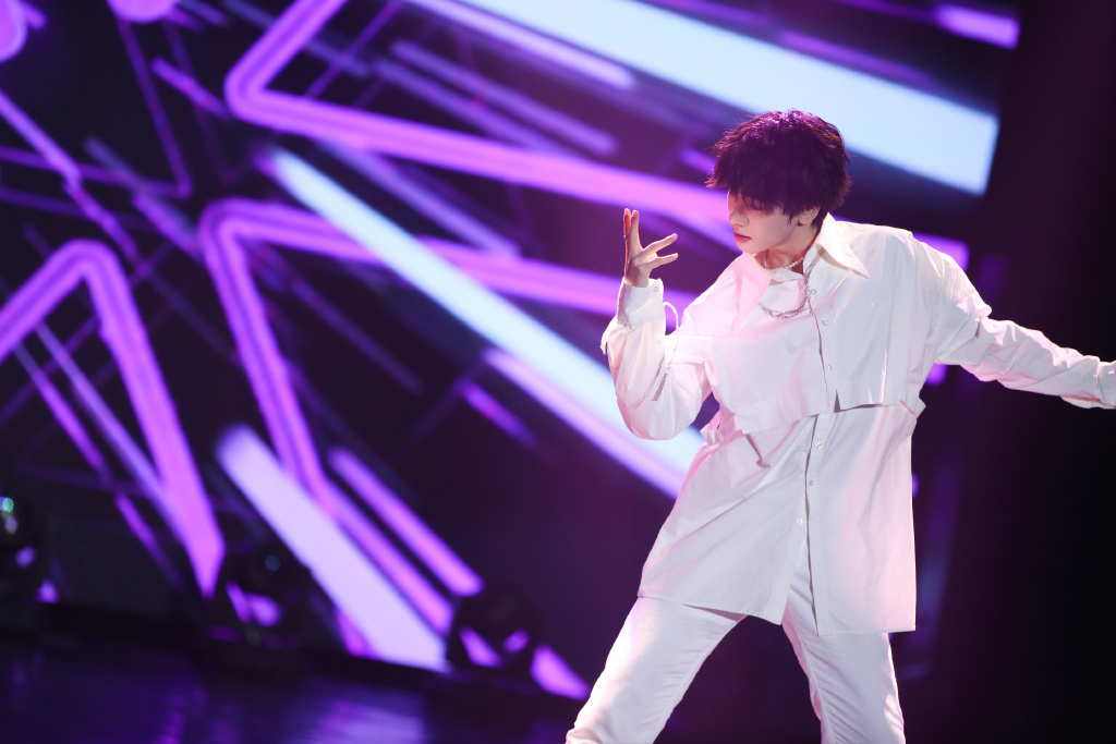 连淮伟舞台魅力帅气图片512