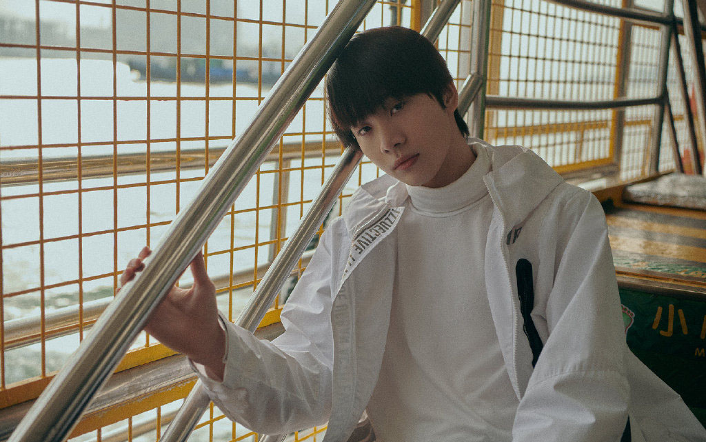 简介:连淮伟帅气旅拍照图片,分享一组连淮伟图片给大家,图中的明星