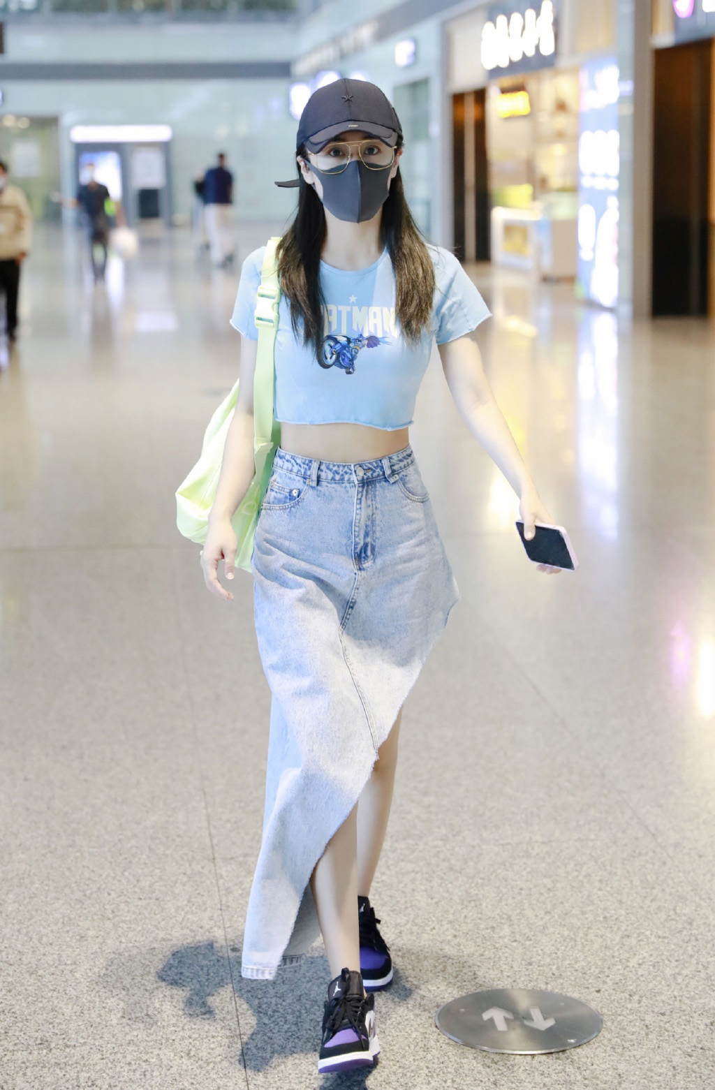 刘芸素颜牛仔裙机场街拍图片99