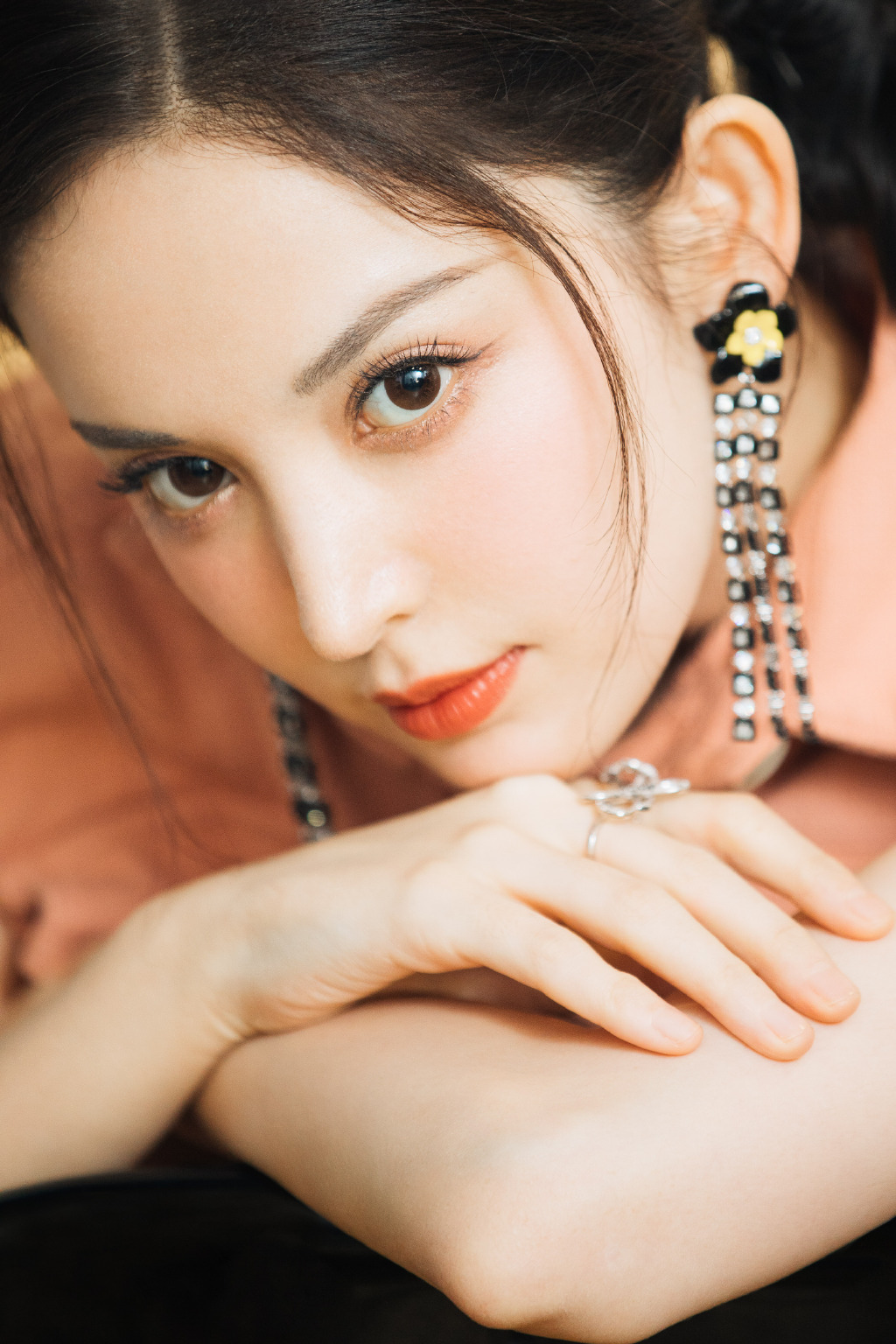 简介:古力娜扎双丸子头甜美写真图片,分享一组古力娜扎图片给大家,图