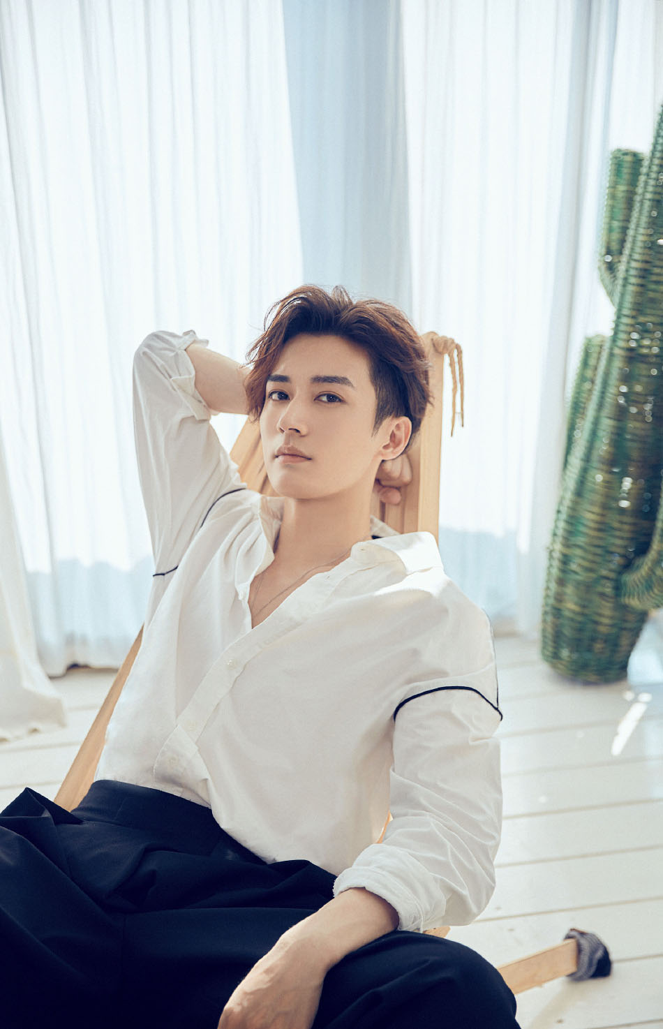 刘学义白色衬衫帅气写真图片712