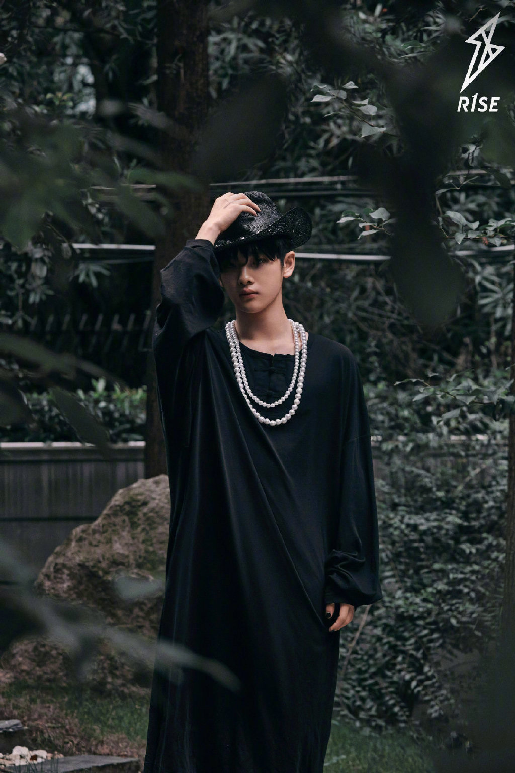 周震南黑色长袍时尚大片写真图片46