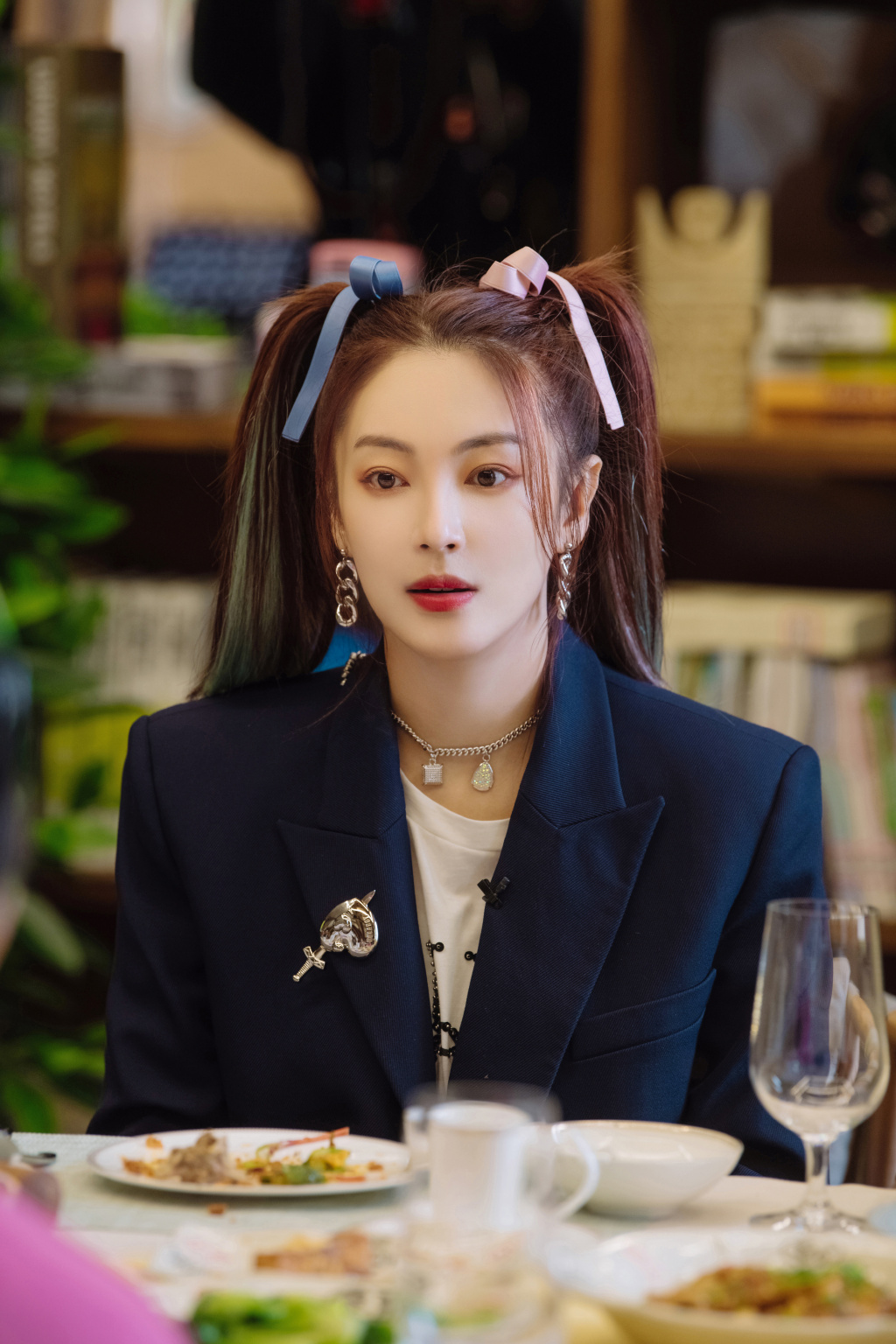 简介:张雨绮挑染双马尾甜美养眼图片,分享一组张雨绮图片给大家,图中