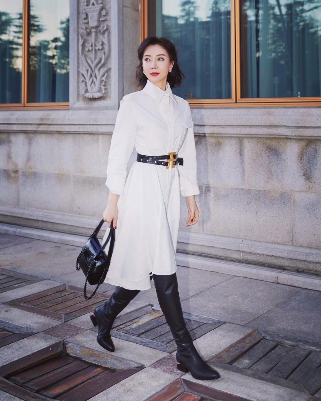 陈数风衣皮靴优雅街拍写真图片23