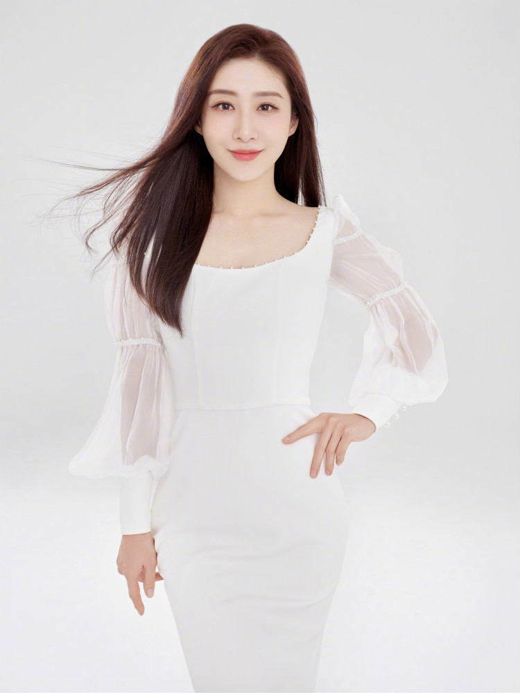 简介:刘思彤泡泡纱袖长裙气质性感写真,分享一组刘思