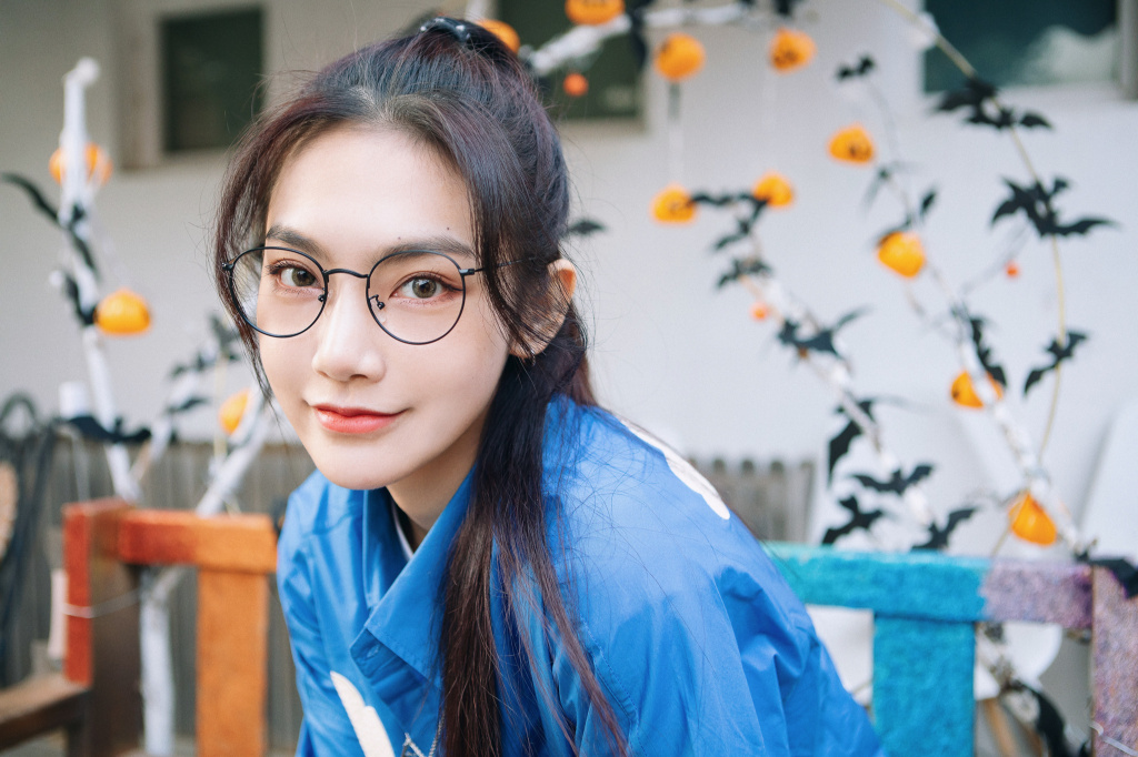 曾可妮眼镜单马尾清爽街拍写真图片44