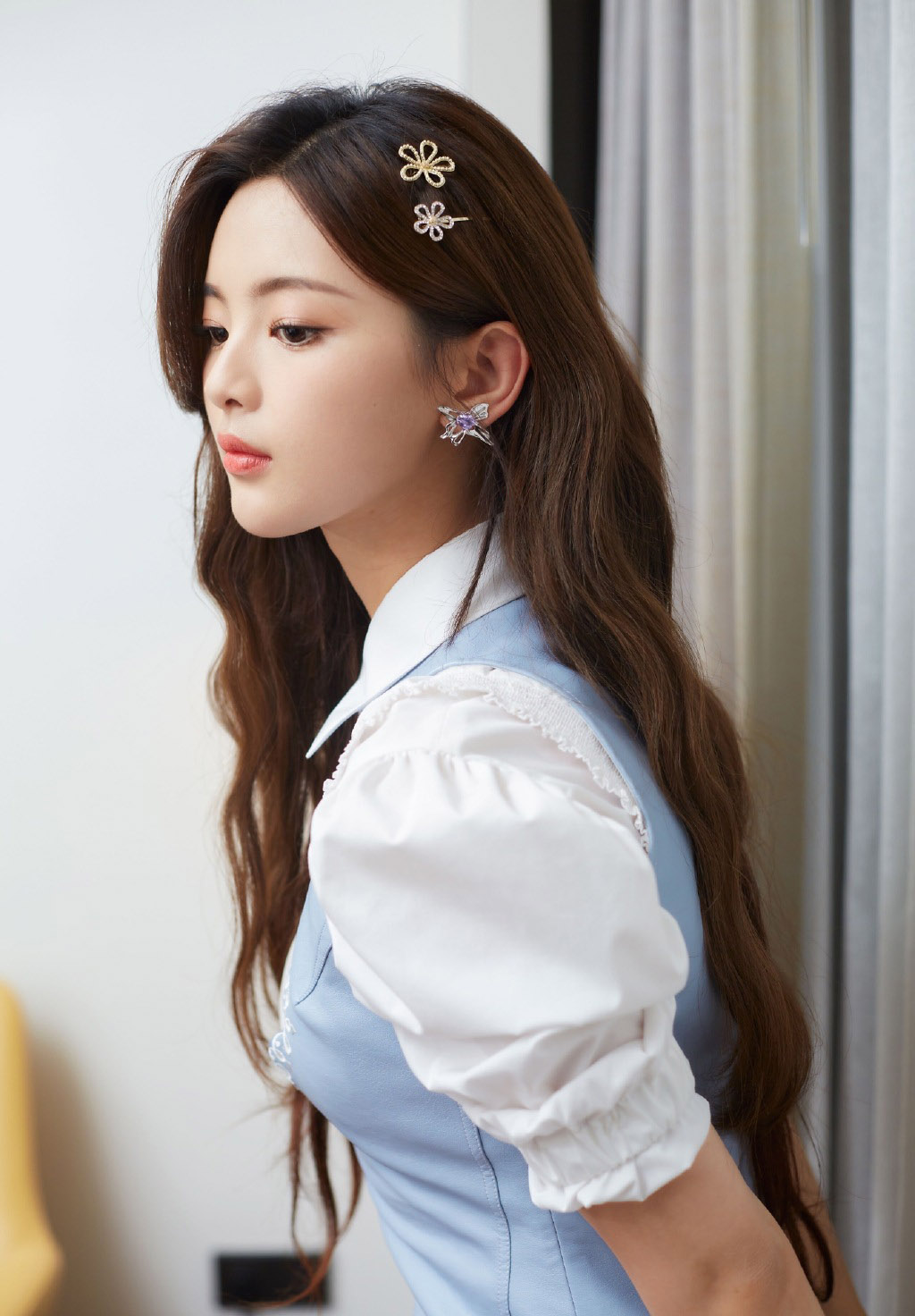 杨超越泡泡袖衬衫清新性感写真14