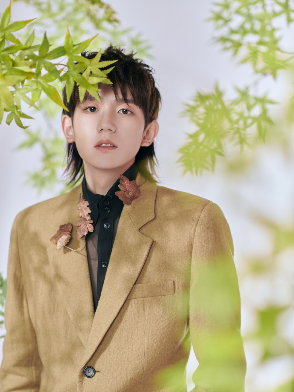 王源复古长发造型帅气写真图片29