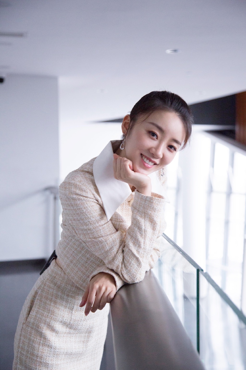 张月格纹裙甜美写真图片18