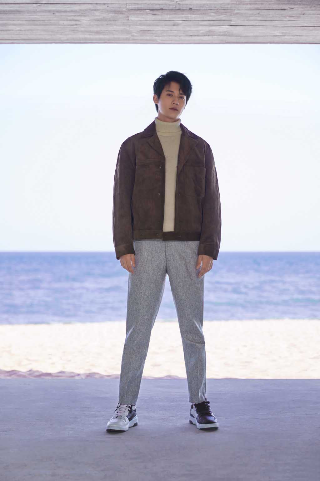 简介:郑业成咖色外套帅气写真图片,分享一组郑业成图片给大家,图中的