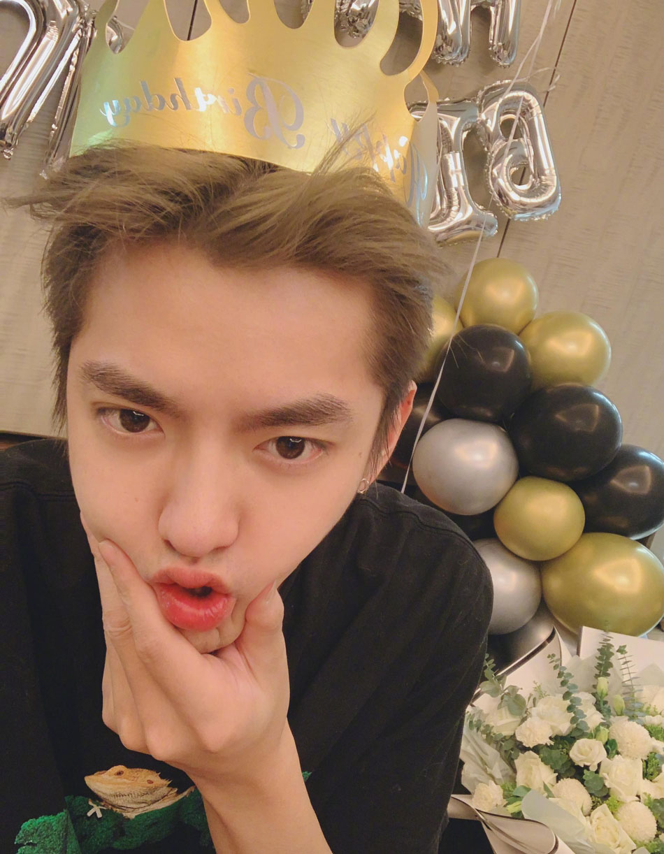 吴亦凡黑t短袖帅气庆生帅照图片66