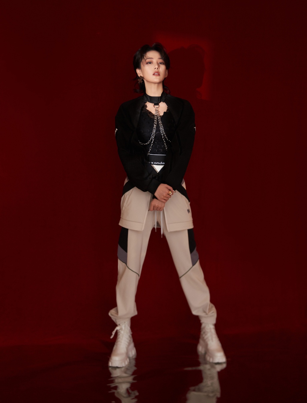 简介:张馨予星眼妆a飒写真图片,分享一组张馨予图片给大家,图中的明星