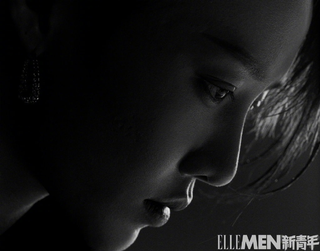 简介:刘雨昕黑白酷飒眼神杀写真图片,分享一组刘雨昕图片给大家,图中