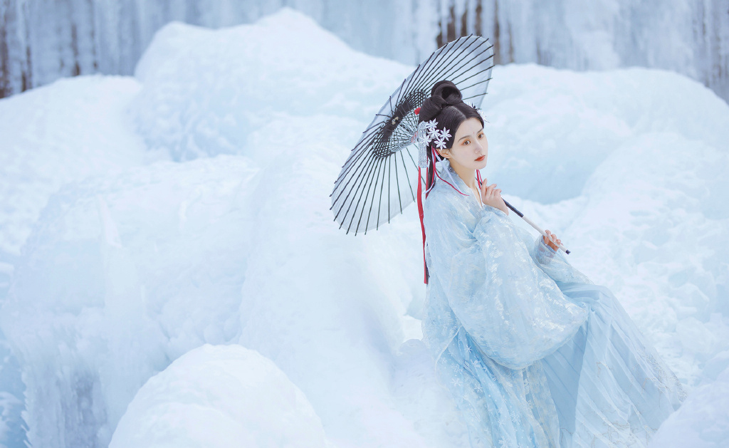 简介:张沐兮古装汉服造型迷人写真图片,分享一组张沐兮图片给大家,图