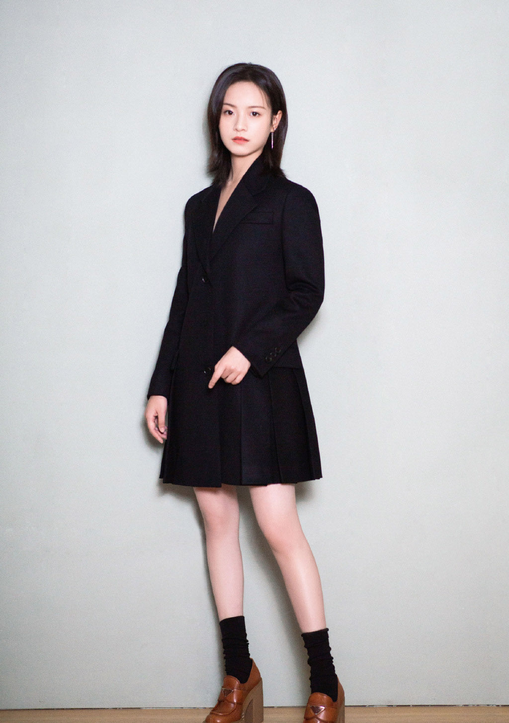 简介:李庚希普拉达活动照时尚性感写真,分享一组李庚