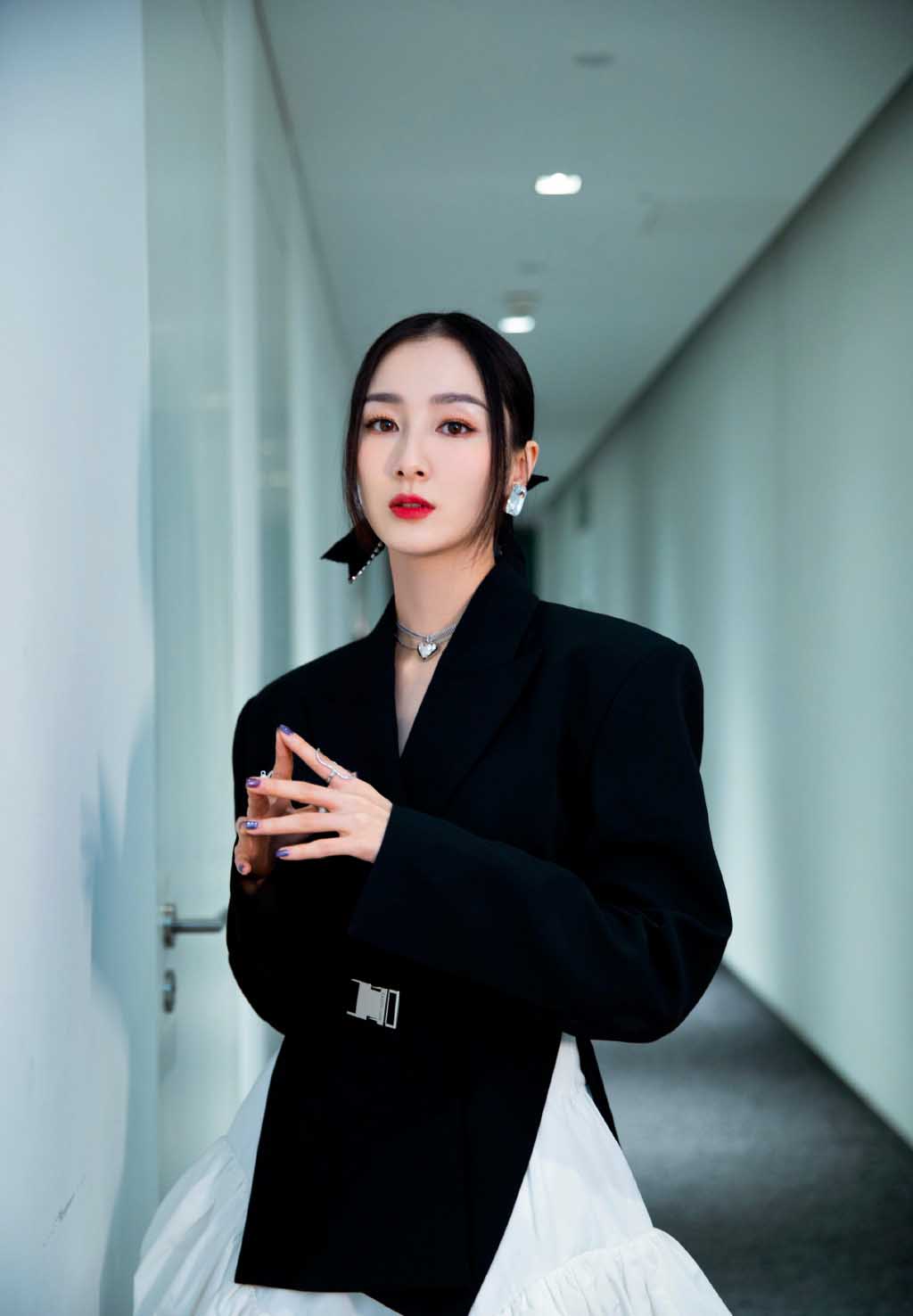 叶青黑色西装裙时尚写真图片18
