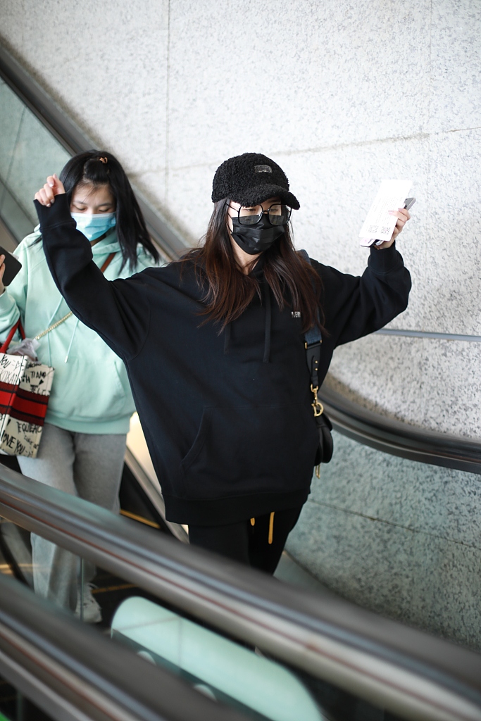 袁冰妍框架眼镜文静甜美机场照图片34