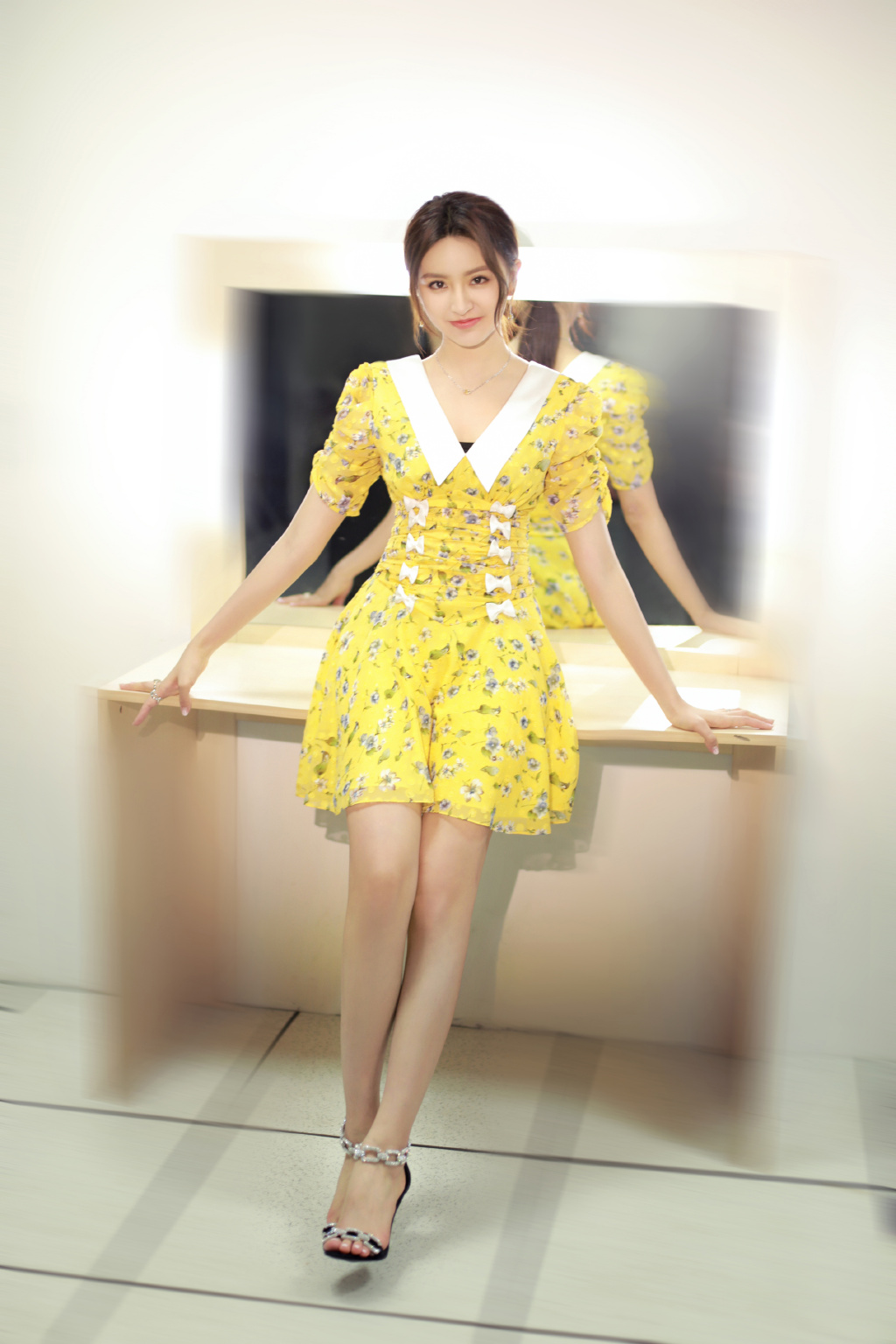 简介:金子涵黄色碎花连衣裙写真图片,分享一组金子涵图片给大家,图中