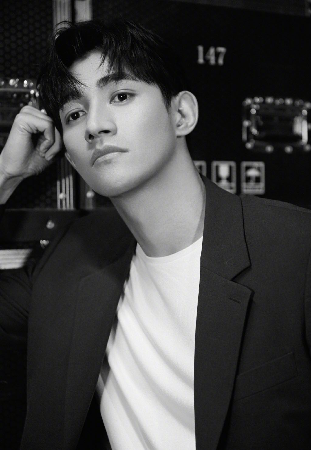 李子峰墨绿色西服帅气黑白写真49