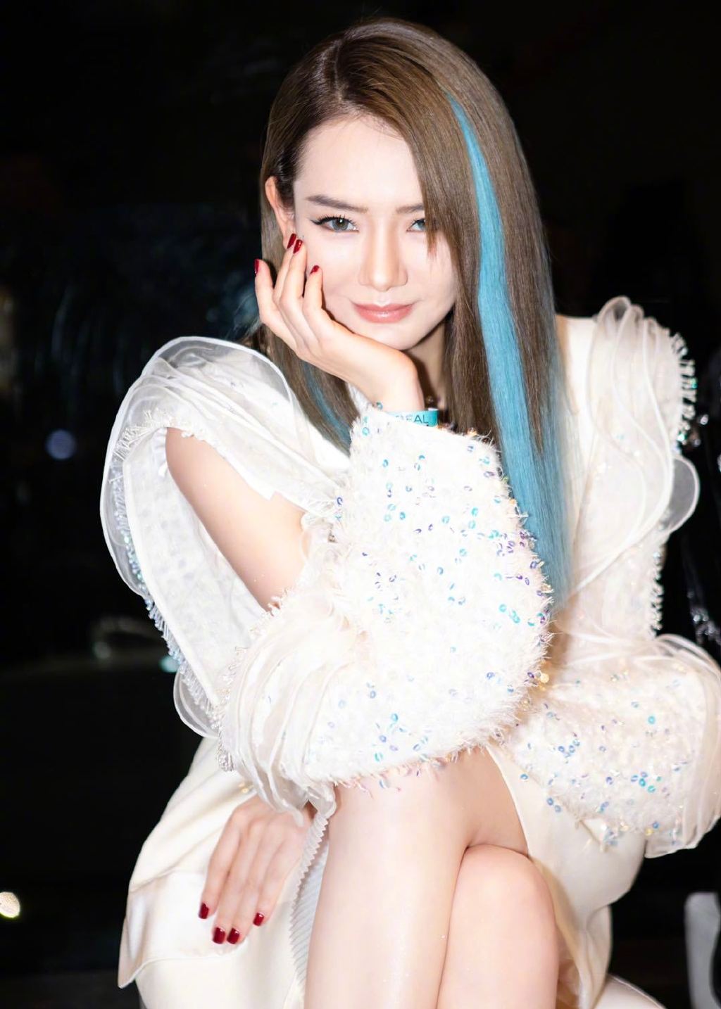 戚薇冰水蓝挑染发色时尚写真图片812