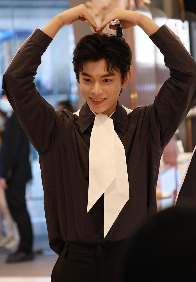 丁禹兮黑衬衫帅气可爱现场照图片34