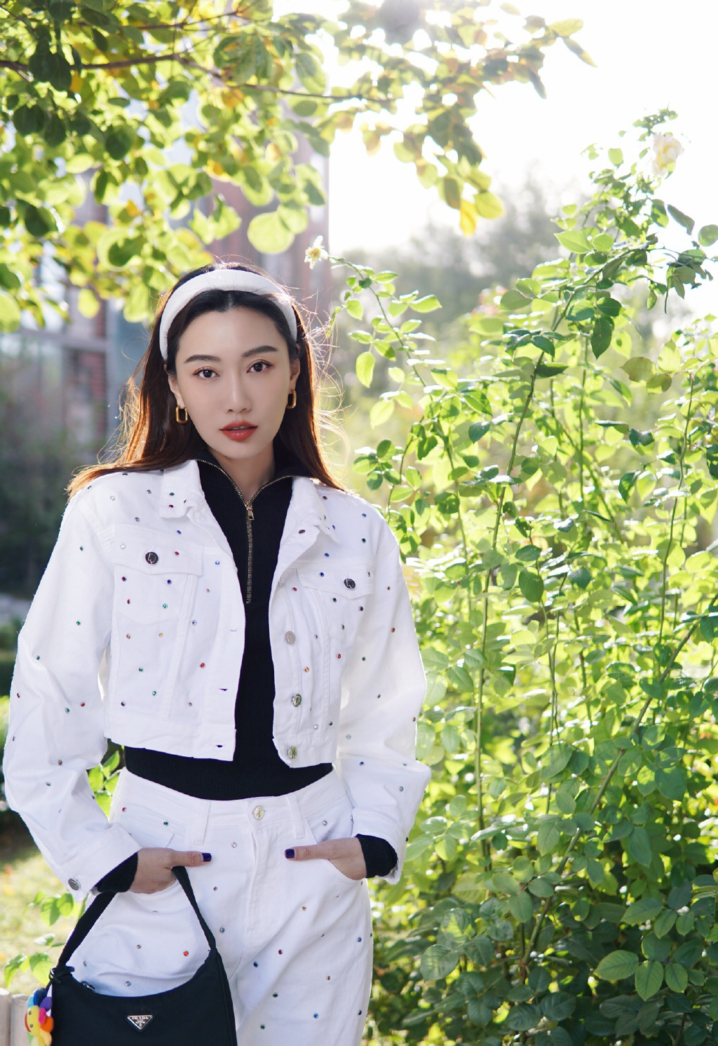 > 李斯羽黑白套装秋日写真图片(1/6)