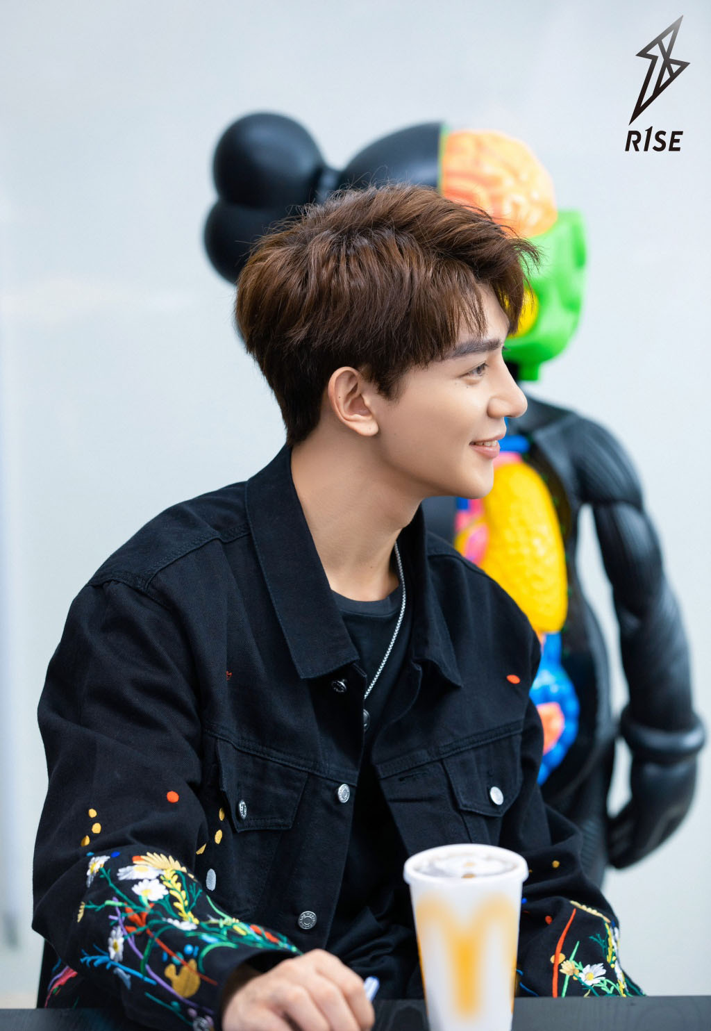 > r1se夏之光休闲帅气写真(2/9)