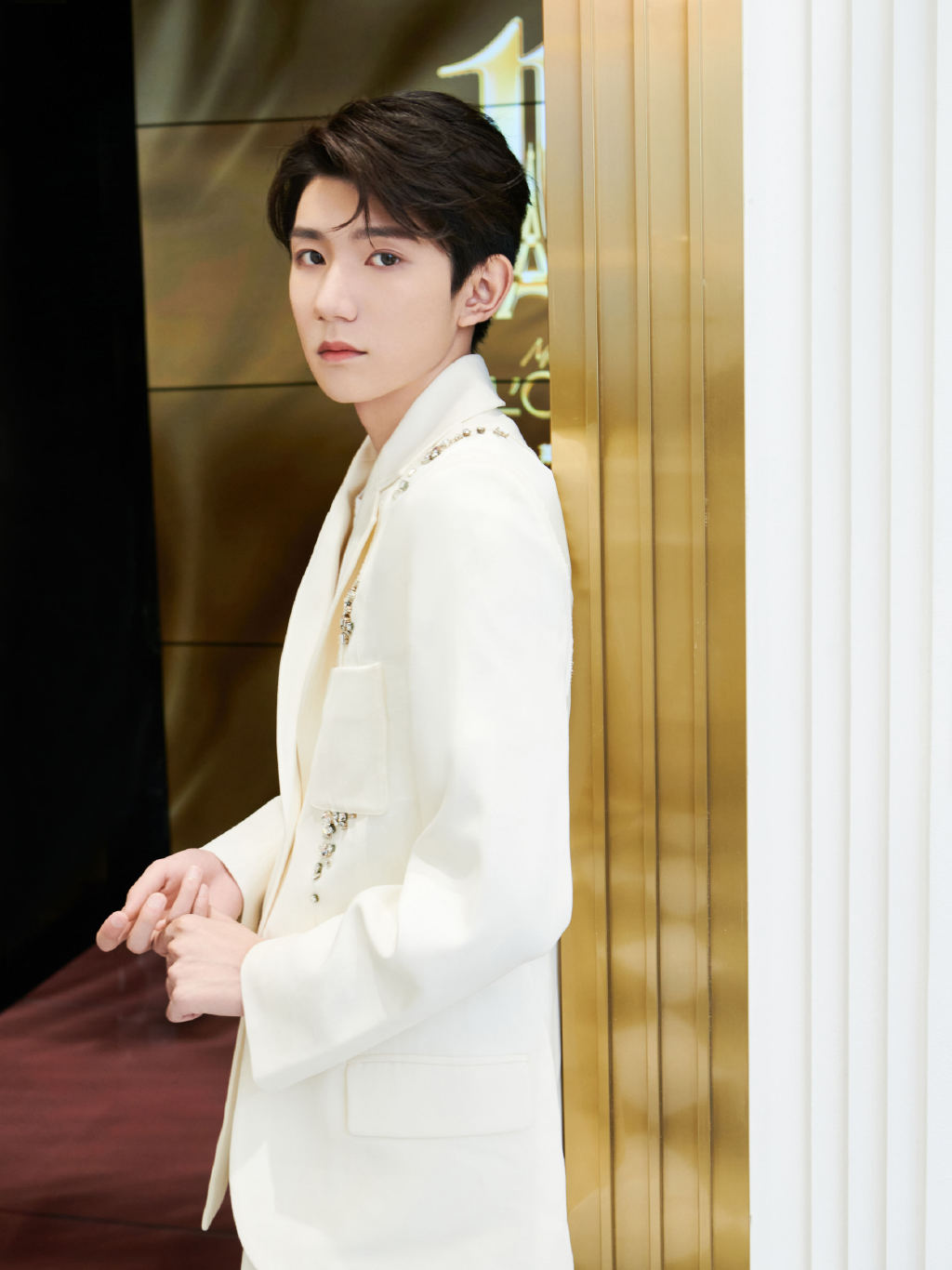 王源精致白色西装写真图片29