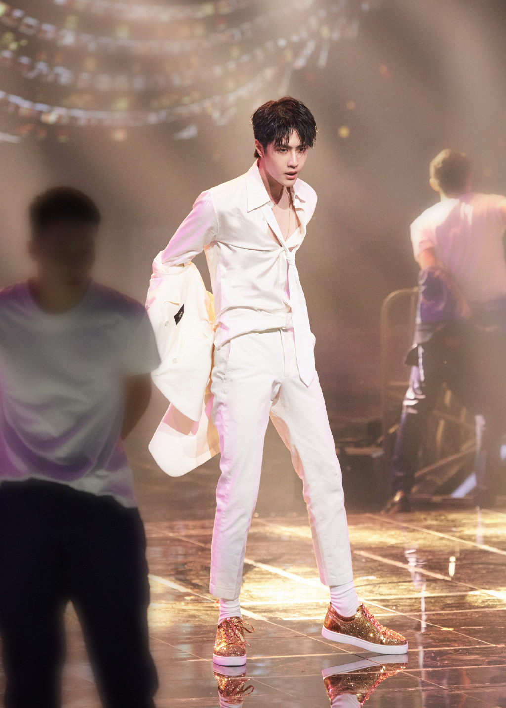 王一博纯白西装帅气图片写真59