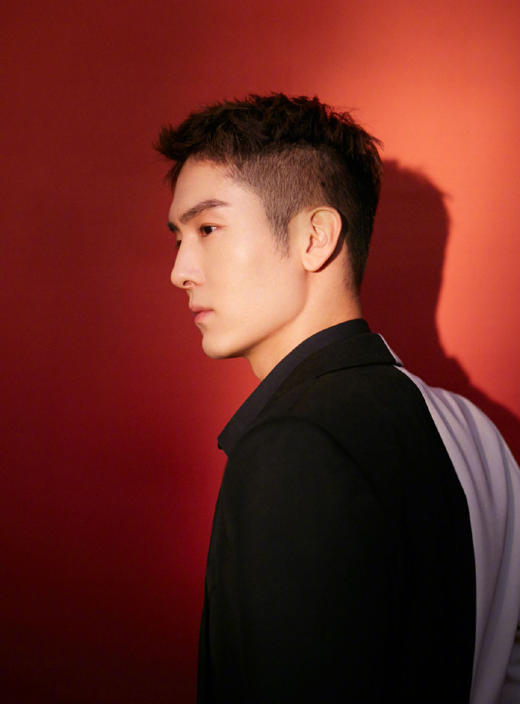 盛一伦黑白拼接西装帅气写真图片89