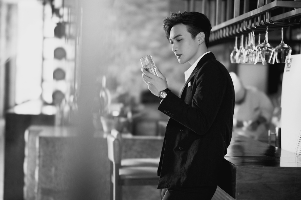 > 张彬彬黑色西装超帅写真图片(3/9)