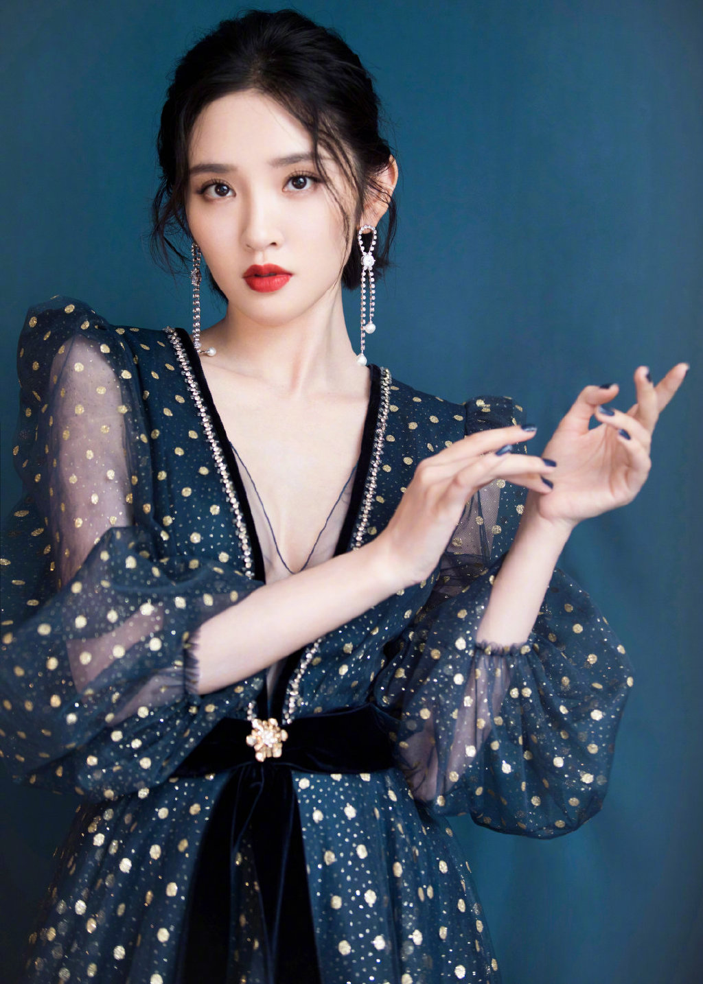 > 唐艺昕波点透视长裙性感写真图片(4/9)