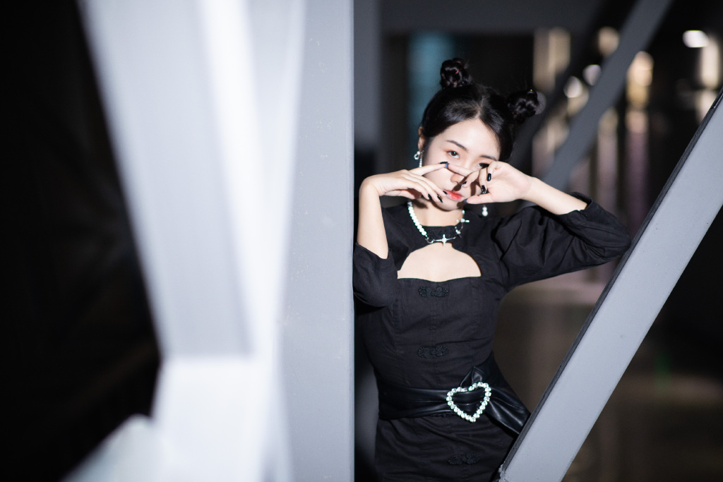 石玺彤相关图片 石玺彤丸子头甜酷写真图片(6张) 推荐壁纸 本站诵有