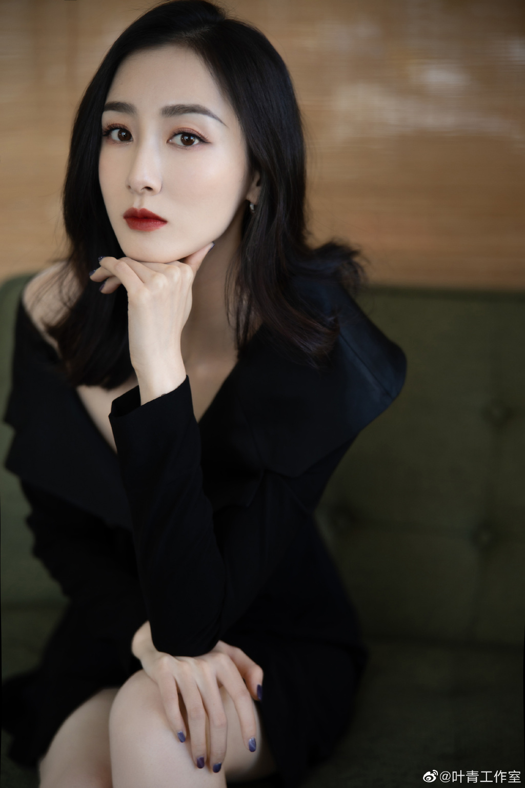 简介:叶青黑色吊带西装性感写真图片,分享一组叶青图片给大家,图中的