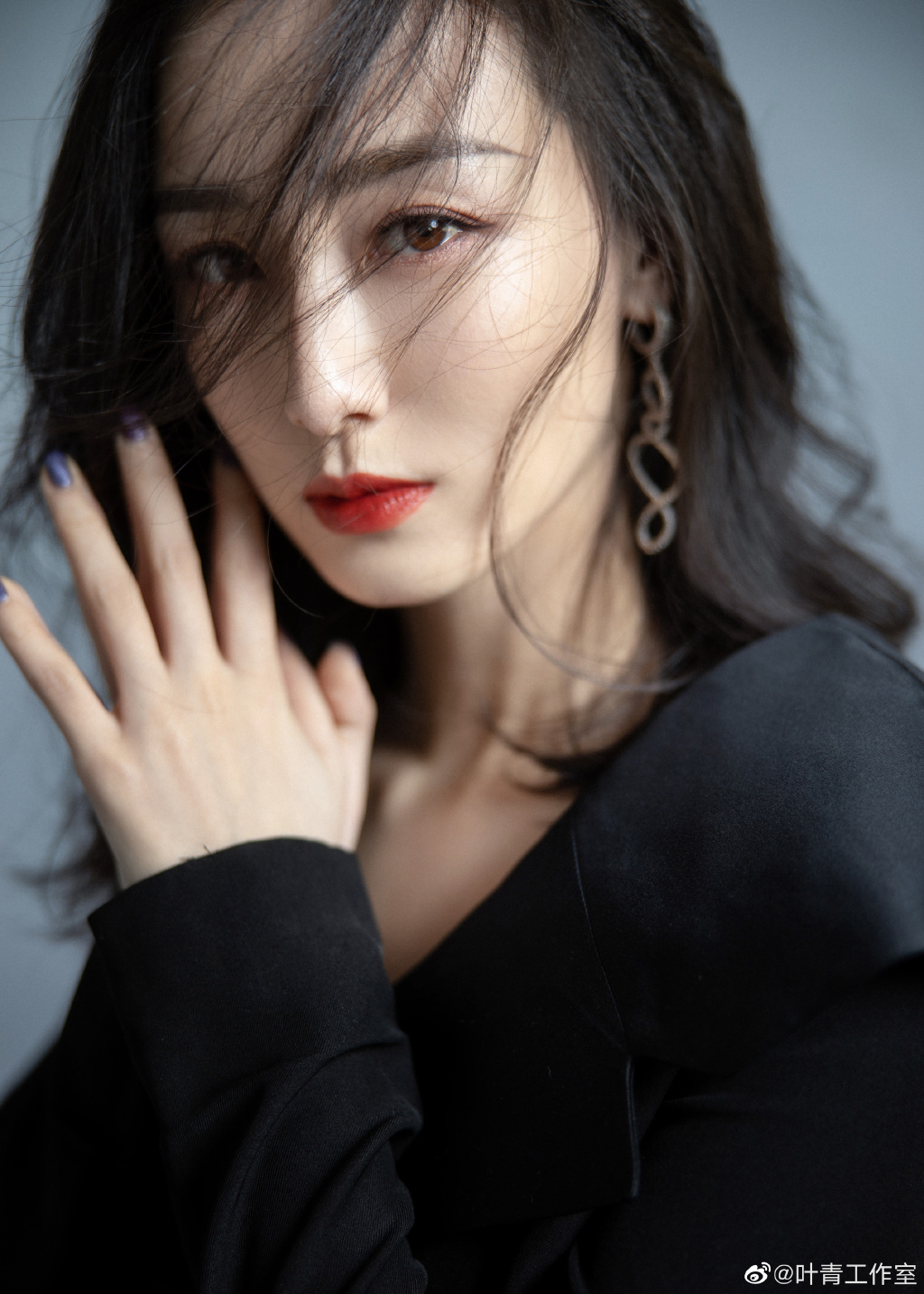 简介:叶青黑色吊带西装性感写真图片,分享一组叶青图片给大家,图中的