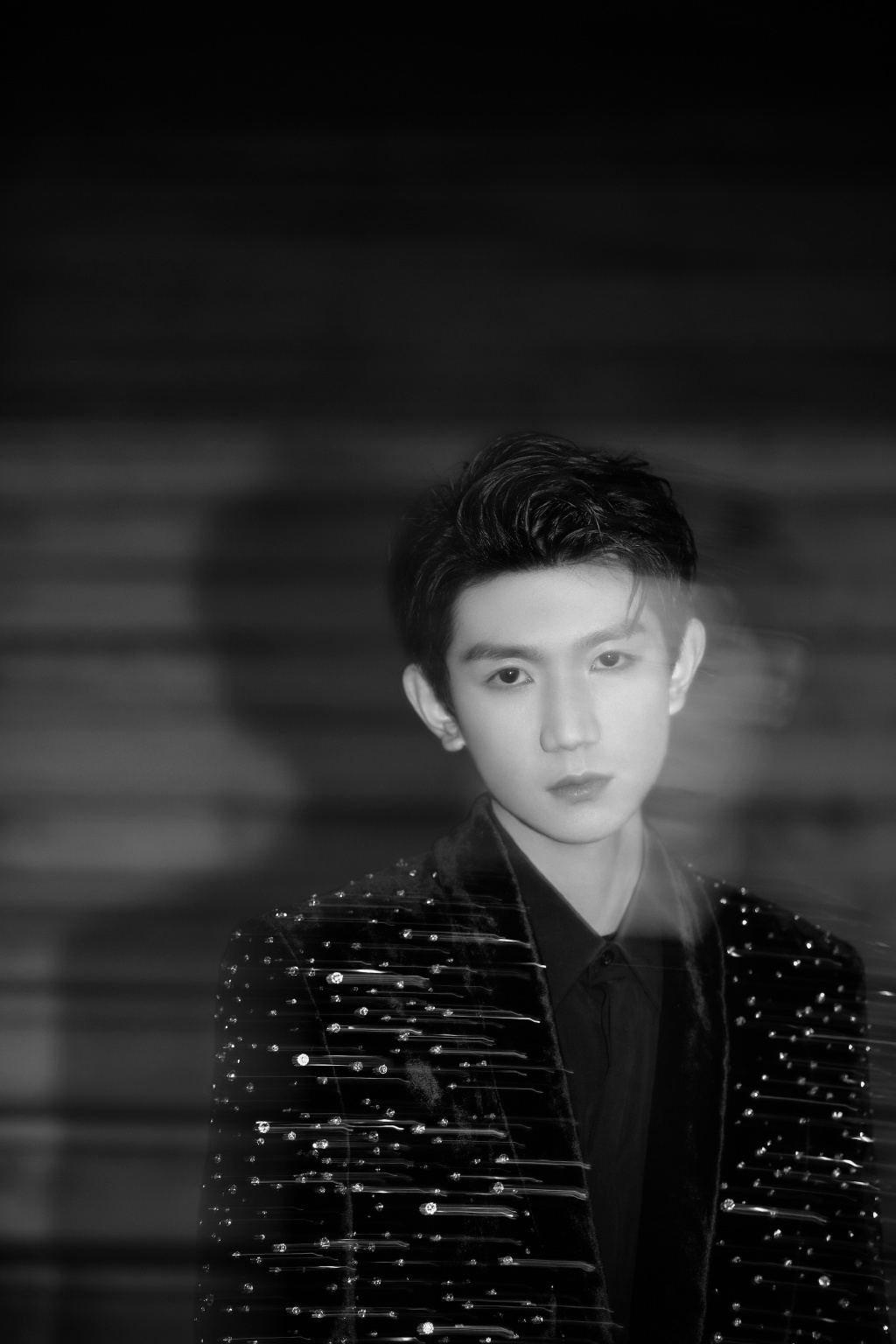 王源黑色亮钻西装帅气写真图片67