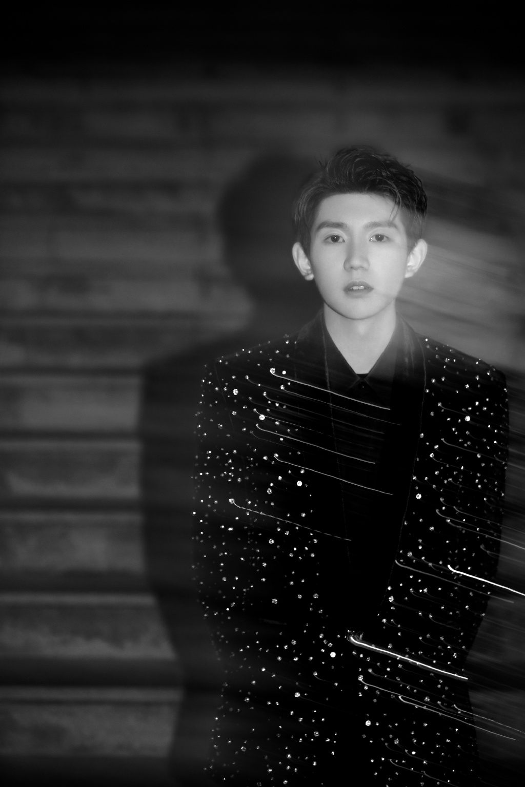 王源黑色亮钻西装帅气写真图片77