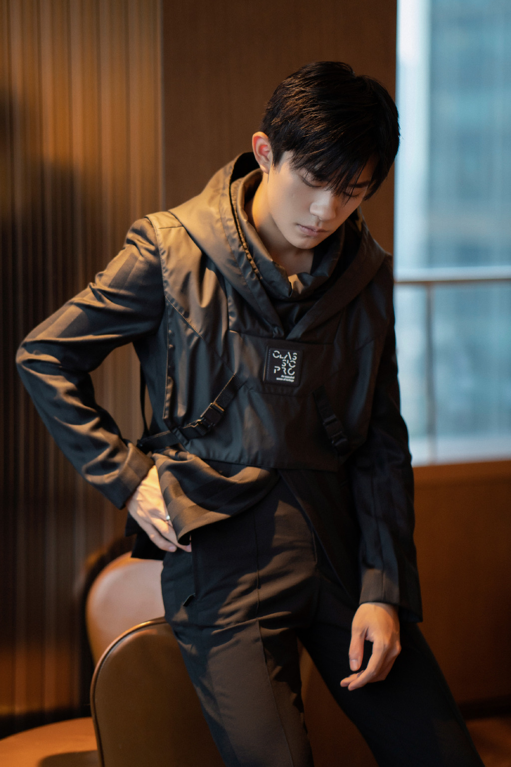 易烊千玺暗纹西装摩登帅气写真413